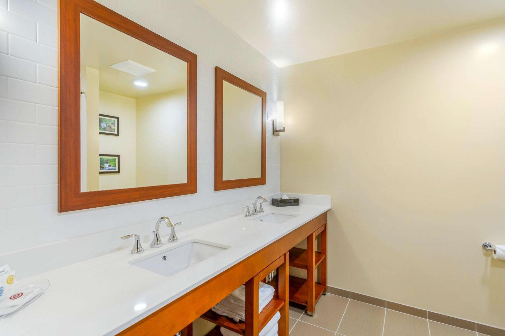 Comfort Suites Burlington Near I-5 Esterno foto